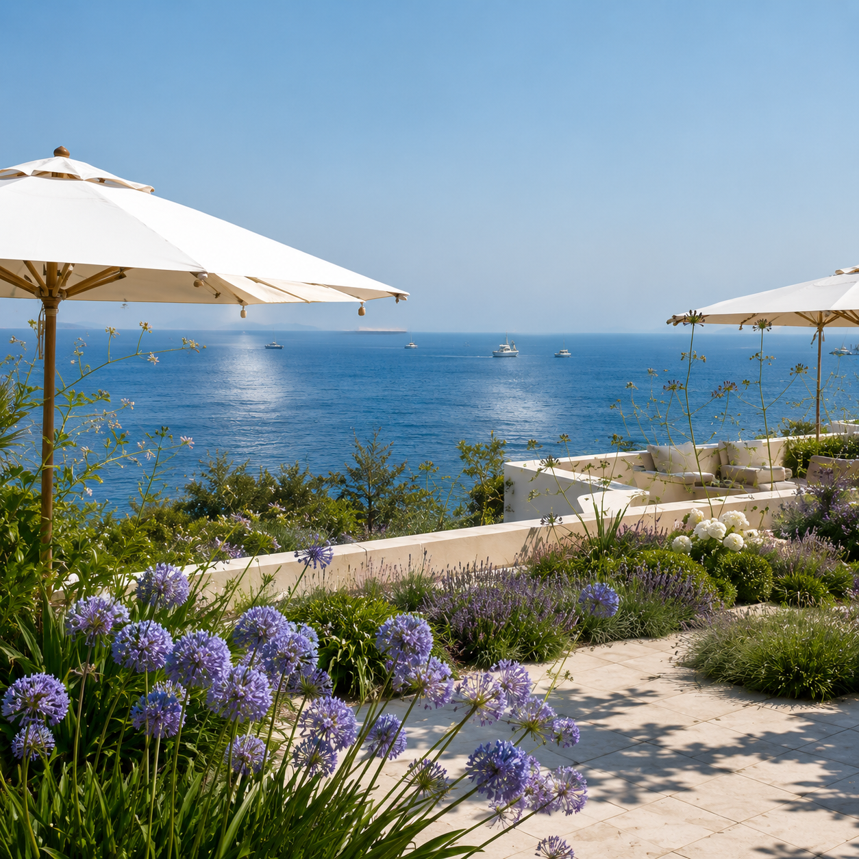 Terrasse avec parasols blancs et vue sur la mer